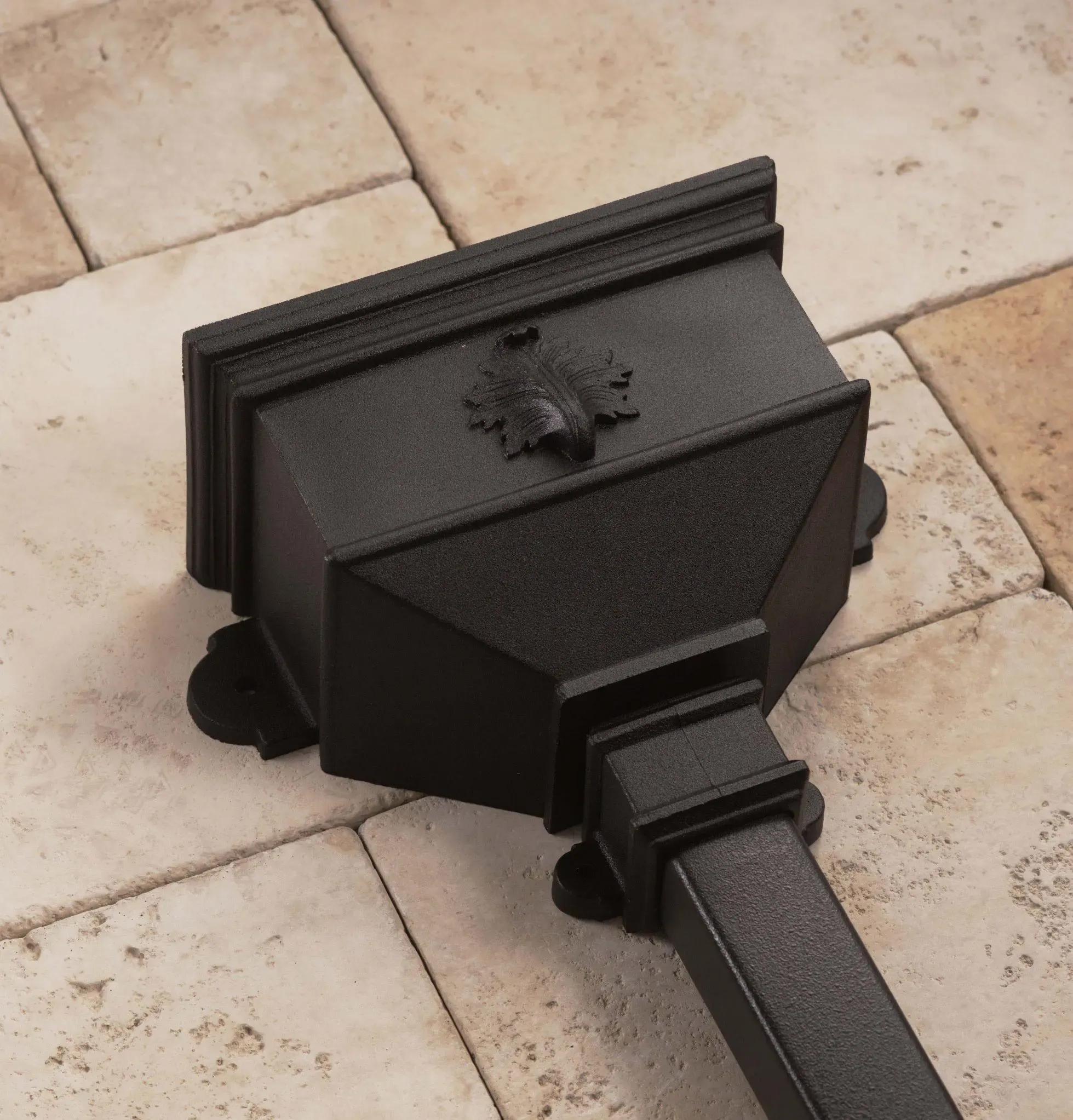 Small Hopper with Leaf